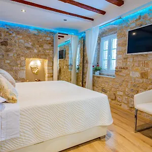 & Stars Free Parking Penzion Trogir